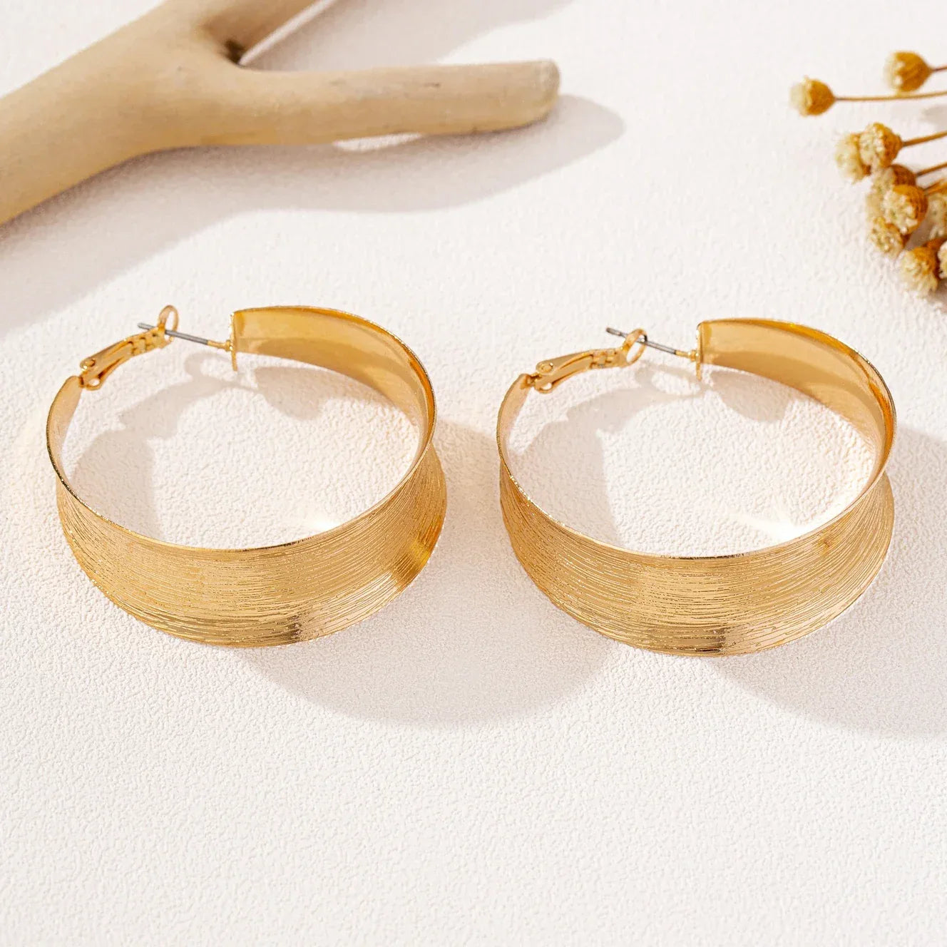 A Pair of Women's Earrings, Simple and Fashionable Brushed Craft Earrings, Suitable for Daily Wear and Vacation - Luvia