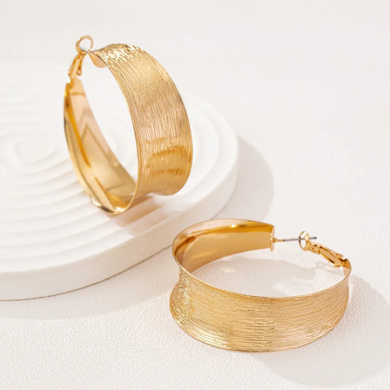 A Pair of Women's Earrings, Simple and Fashionable Brushed Craft Earrings, Suitable for Daily Wear and Vacation - Luvia
