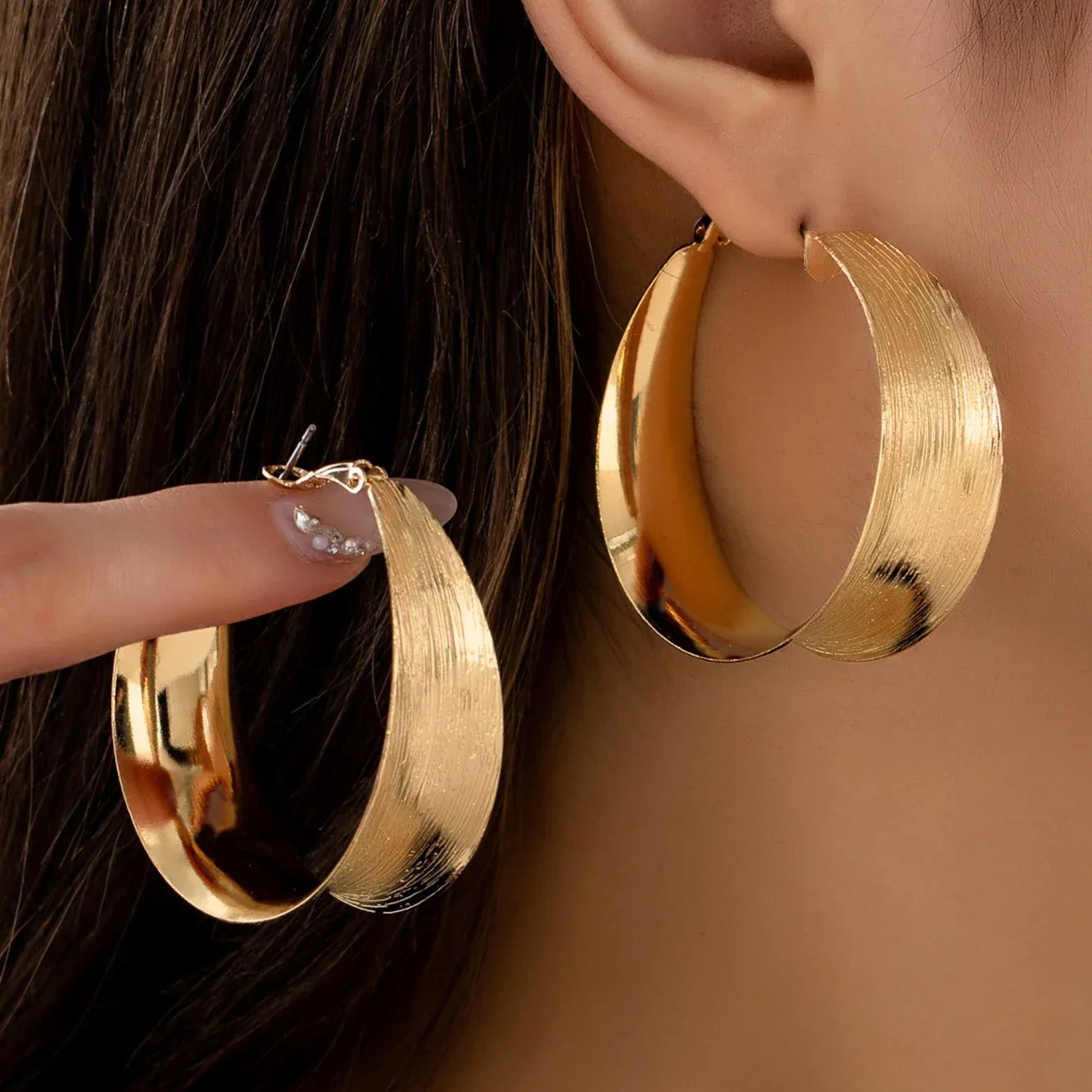 A Pair of Women's Earrings, Simple and Fashionable Brushed Craft Earrings, Suitable for Daily Wear and Vacation - Luvia